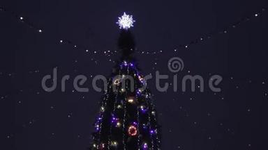 <strong>新年</strong>树在全球傍晚公园在迪尼普罗。 旋转设计与<strong>LED</strong>照明，彩色灯泡对夜空